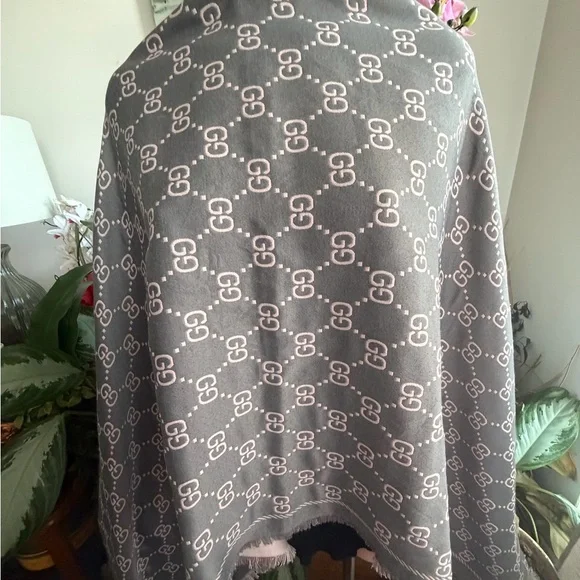 Gucci  Logo Patterned Shawl. - Picture 4 of 16